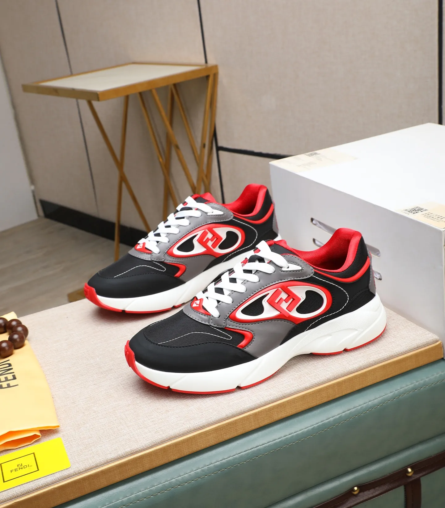 Ex-factory price 760 (high version) [Fendi] Fendi’s latest casual shoes for men! Available at counters simultaneously! A one-to-one replica of the original. Made entirely of imported top-grain calfskin, the interior is made of top-grain water-dyed cowhide, and the original factory-supplied rubber outsole. Leading new fashion concepts. Matching code: 39-44. 38.45 can be customized and cannot be returned or exchanged!